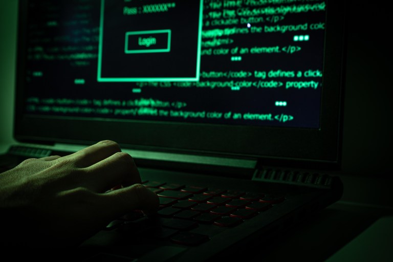 El grupo de ransomware BlackCat/ALPHV clona los sitios web de sus víctimas para publicar los datos robados