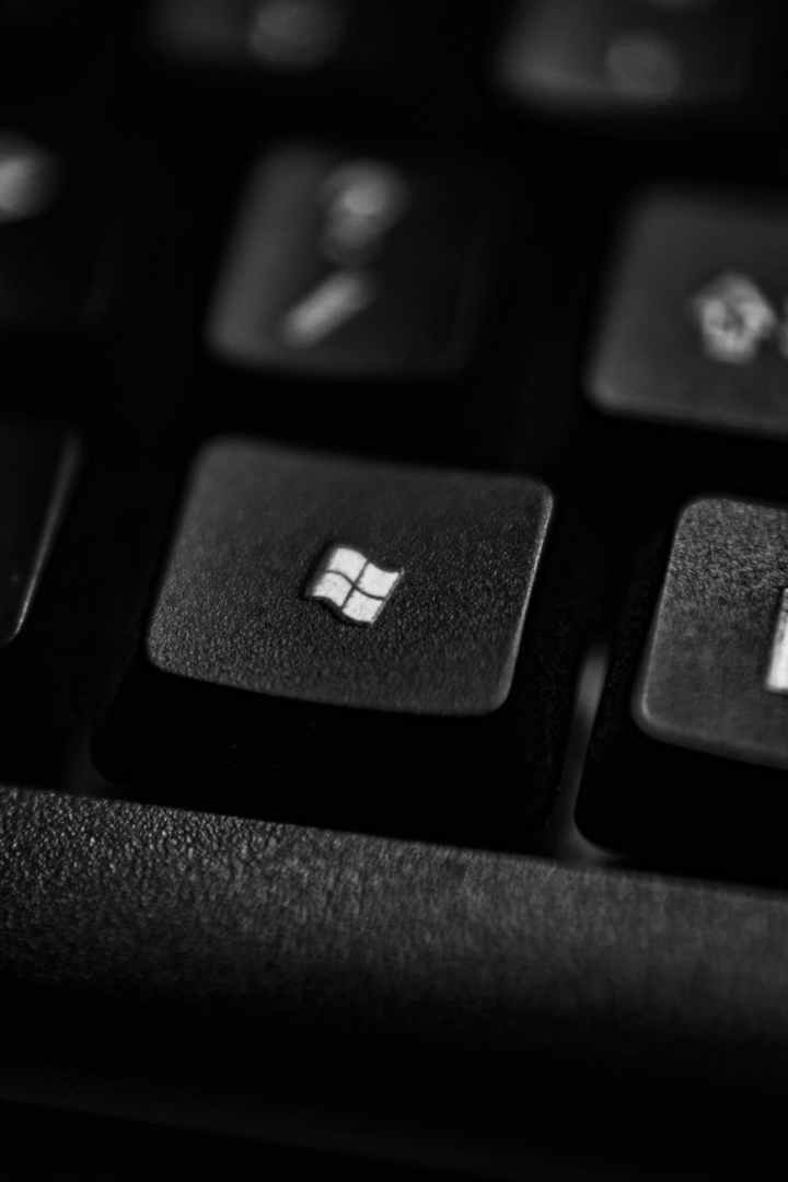 Interrupción de Microsoft 365 y Azure afecta varios servicios. DDoS identificado como origen del incidente.