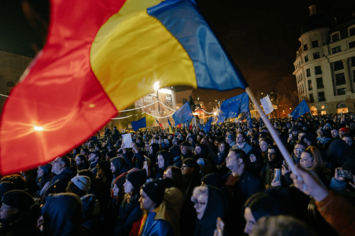 Anulan elecciones en Rumania tras alegatos de interferencia usando redes sociales. Se investiga ciberataque a infraestructura electoral.