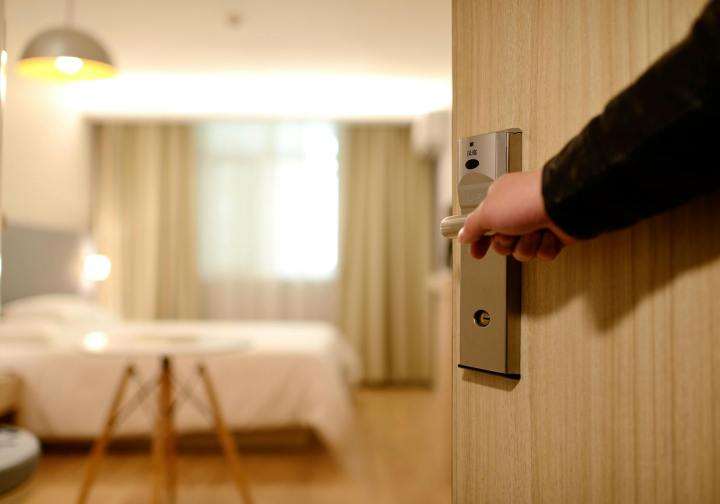 Filtración masiva de datos afectó a plataforma de gestión hotelera de grandes cadenas y expone información de millones de huéspedes