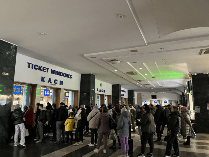 Masivo ciberataque mantiene paraliza la venta de tickets online en sistema ferroviario de Ucrania