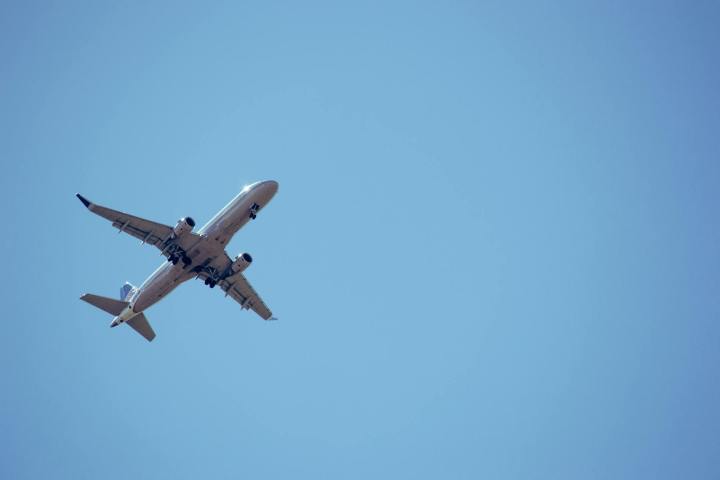 white airliner