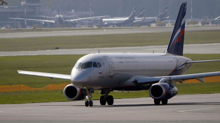 Principal aerolínea rusa paraliza tras ciberataque. Dos grupos se atribuyen el incidente.